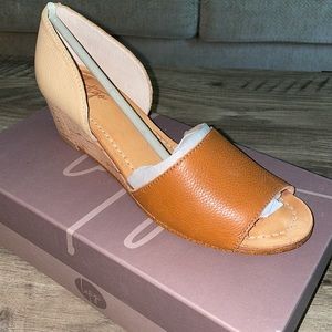 Saddle side-cut savvi leather wedges
